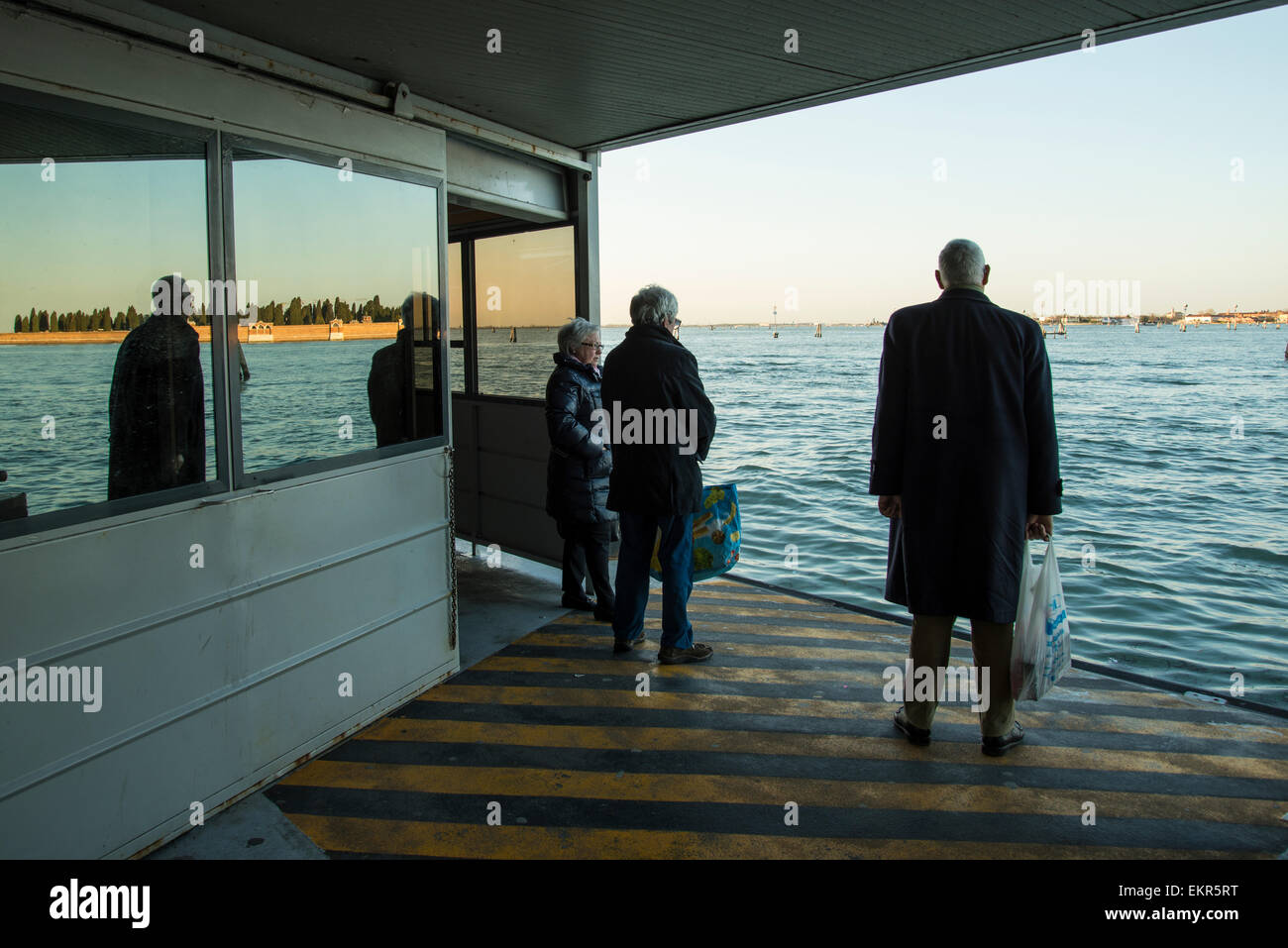 Ein Mann der Vaporetto warten in einem Boot Stop in Venedig Stockfoto