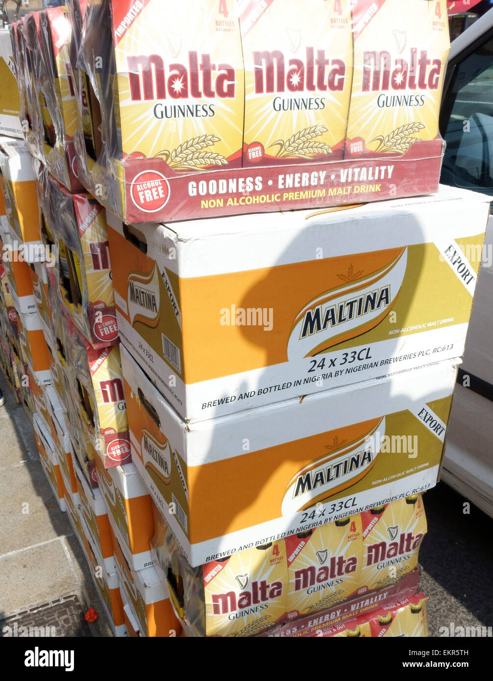 Maltina und Malta nicht-alkoholisches Getränk aus Nigeria in Street in London gemacht von der Guinness-Brauerei Stockfoto