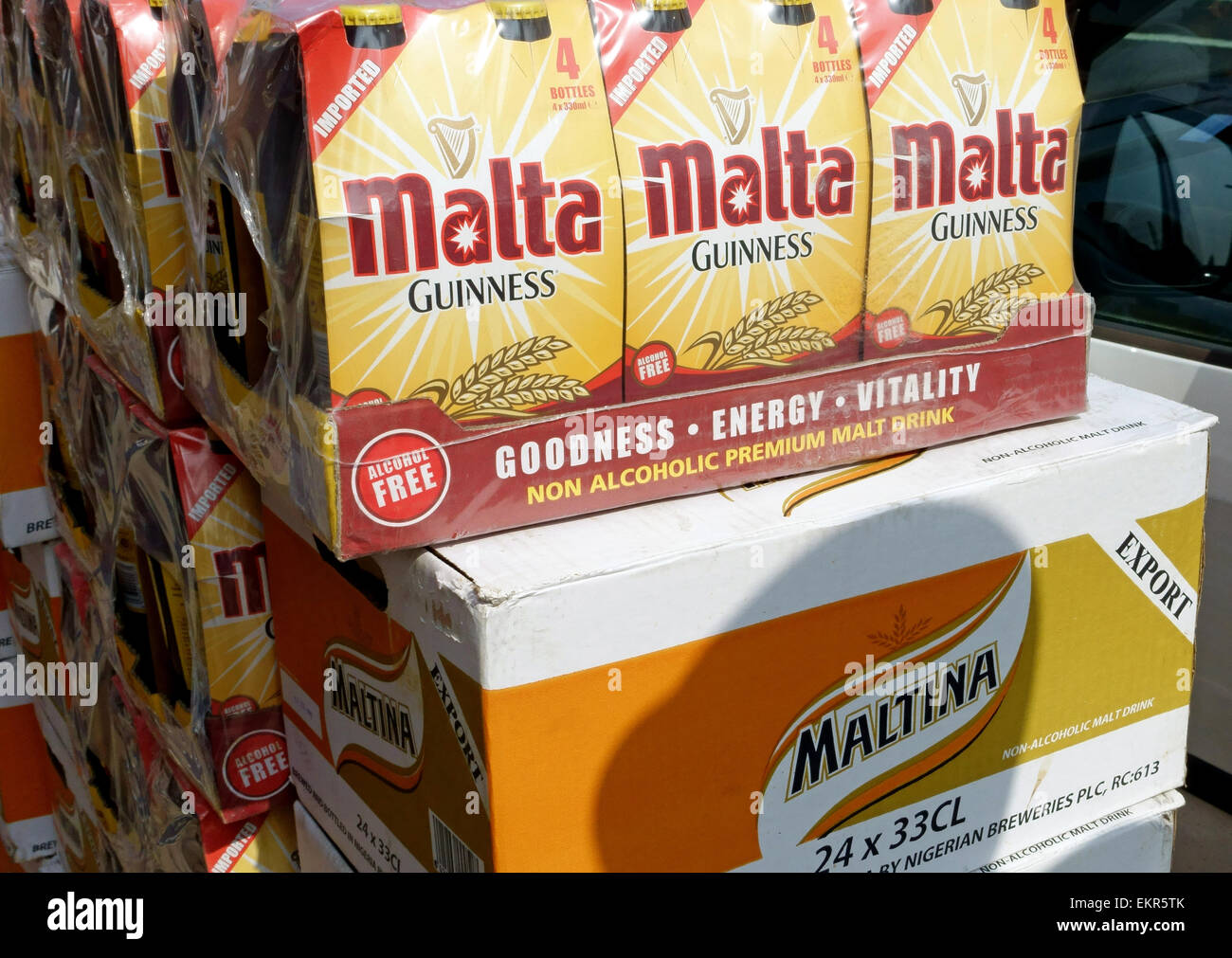 Maltina und Malta nicht-alkoholisches Getränk aus Nigeria in Street in London gemacht von der Guinness-Brauerei Stockfoto