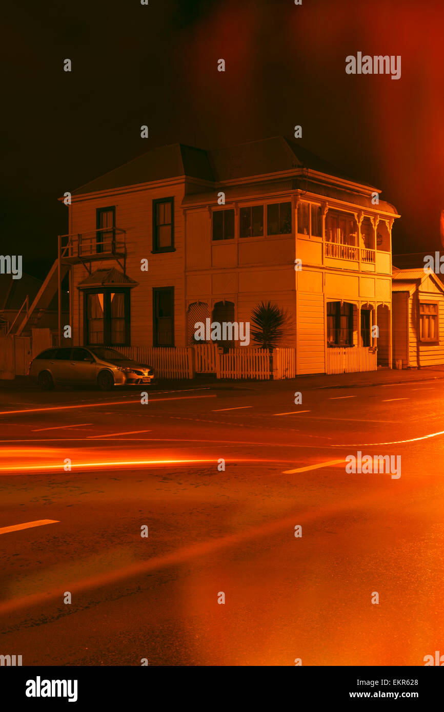 Vorstadthaus in der Nacht, unheimliche Stimmung und leichte Undichtigkeit Effekte... Stockfoto