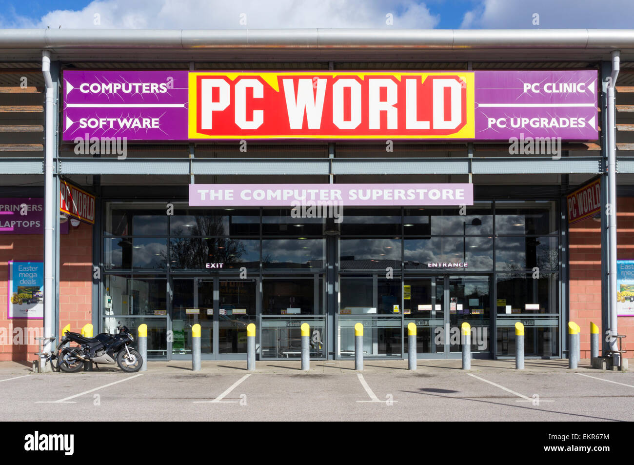 Zweig der PC-Welt am Ravensbourne Retail Park in nstige, Südlondon. Stockfoto