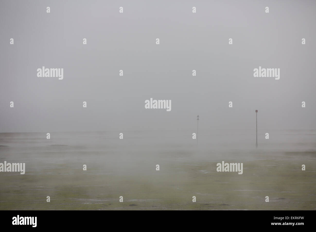 Seenebel umfasst den Oberlauf des Chichester Hafen an einem Frühlingsmorgen Stockfoto