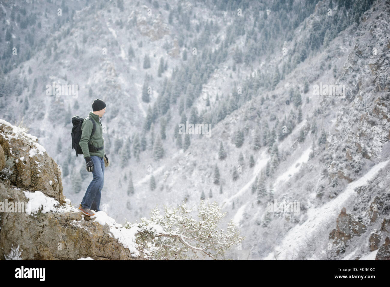 Ein Mann in den Bergen wandern stehen in einem Tal. Stockfoto