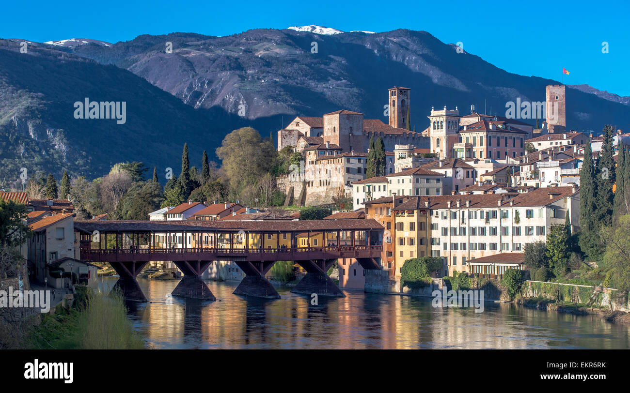 Bassano del Grappa ist eine Stadt im nördlichen Italy.Monte Grappa an der Spitze des Bildes. Es ist bekannt für seine Grappa. Stockfoto