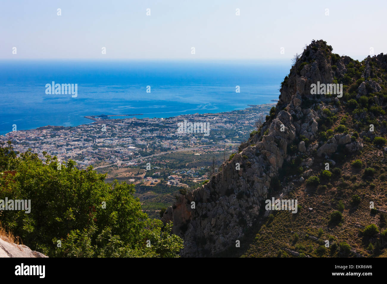 St. Hilarion Burg mit Blick auf Kyrenia, türkische Republik Nordzypern Stockfoto