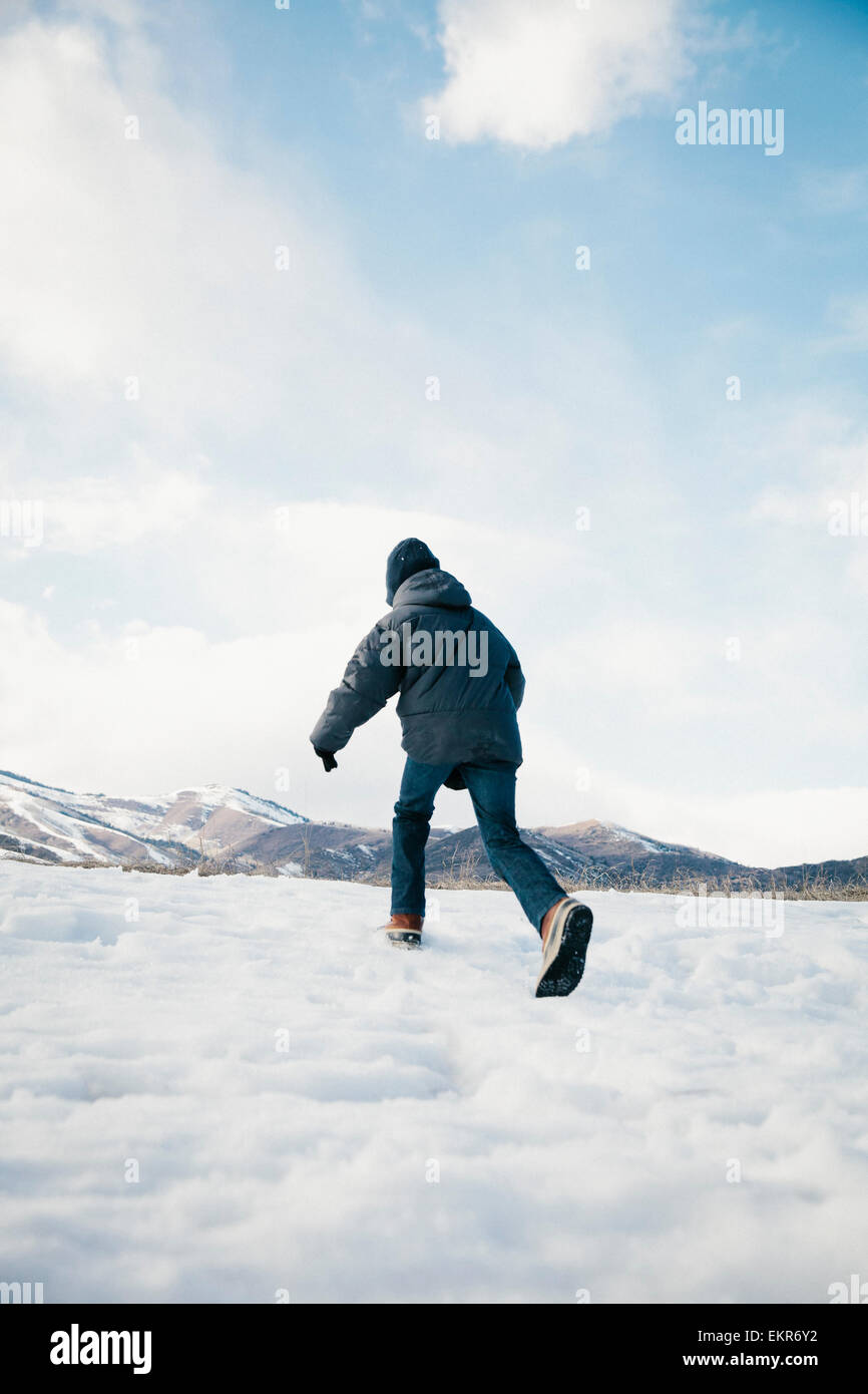 Ein Junge rennt weg über den Schnee. Stockfoto