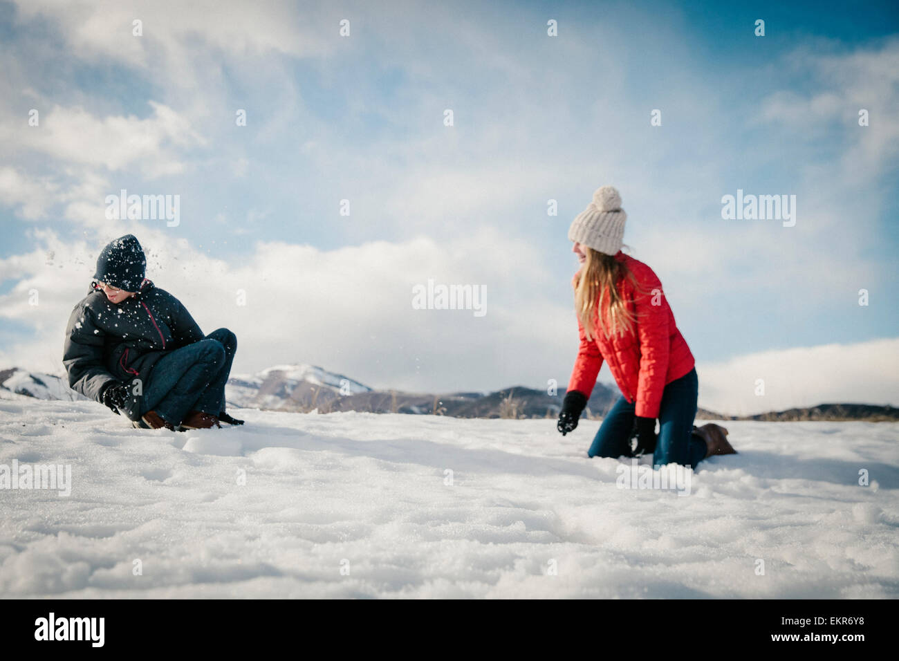 Bruder und Schwester im Schnee spielen. Stockfoto