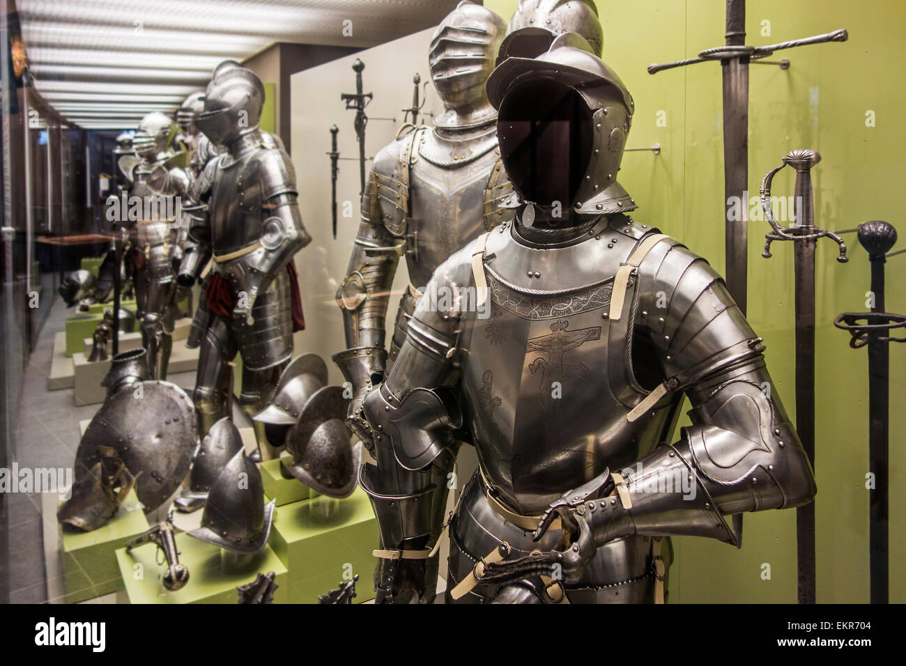 Sammlung von mittelalterlichen Anzüge von Rüstungen und Waffen im Royal Museum der Armee und der Militärgeschichte in Brüssel, Belgien Stockfoto