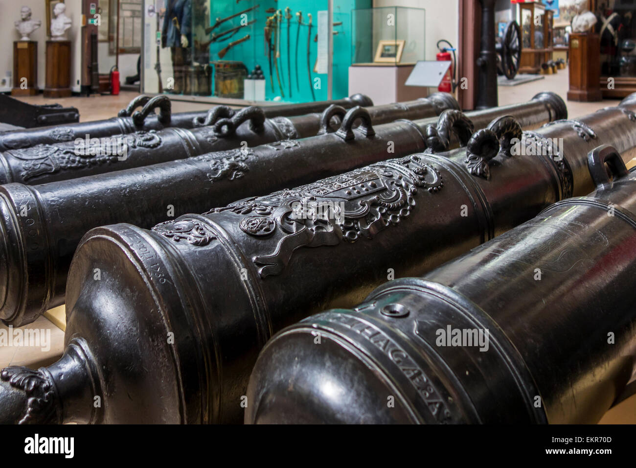 18. und 19. Jahrhundert Vorderlader Kanonenrohre am Königlichen Museum der Armee und der Militärgeschichte in Brüssel, Belgien Stockfoto