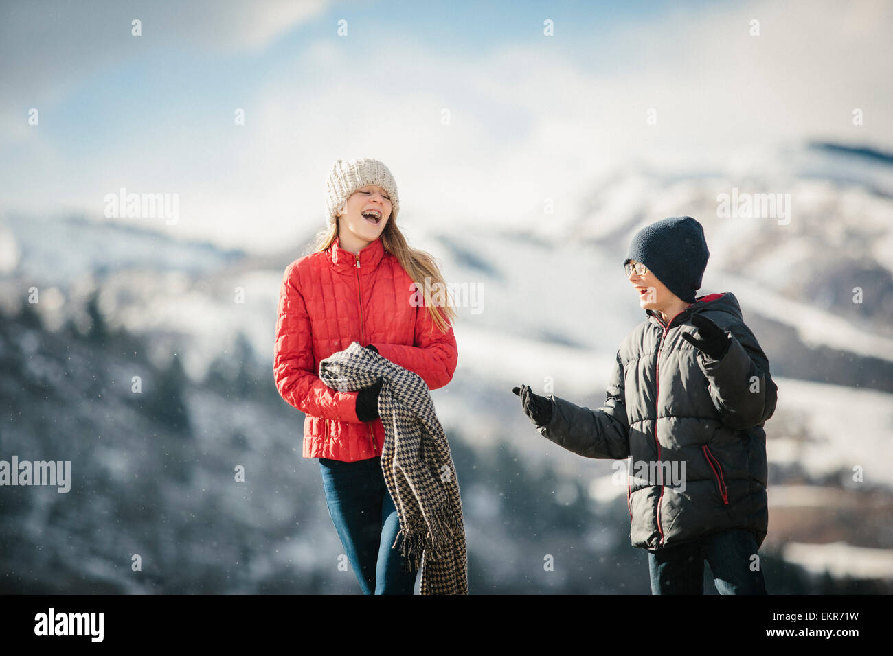 Ein Bruder und Schwester zusammen im Freien im Winter, lachen. Stockfoto