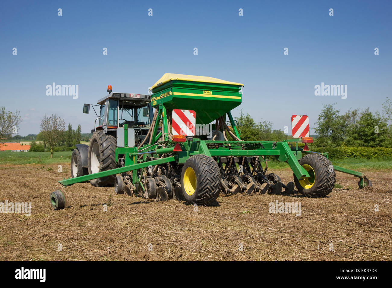 Traktor John Deere 750A Direktsaat Samen ziehen Bohren arbeiten auf Ackerland Stockfoto