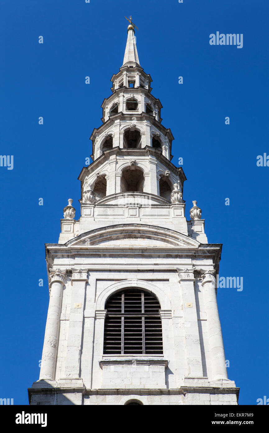 Der berühmte Turm der Kirche St. Brides in Fleet Street, London.  Der Turm wird gesagt, die Inspiration für das mittlerweile traditionelle Stockfoto