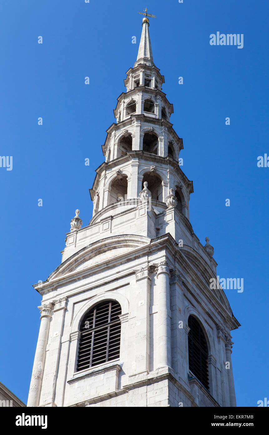 Der berühmte Turm der Kirche St. Brides in Fleet Street, London.  Der Turm wird gesagt, die Inspiration für das mittlerweile traditionelle Stockfoto