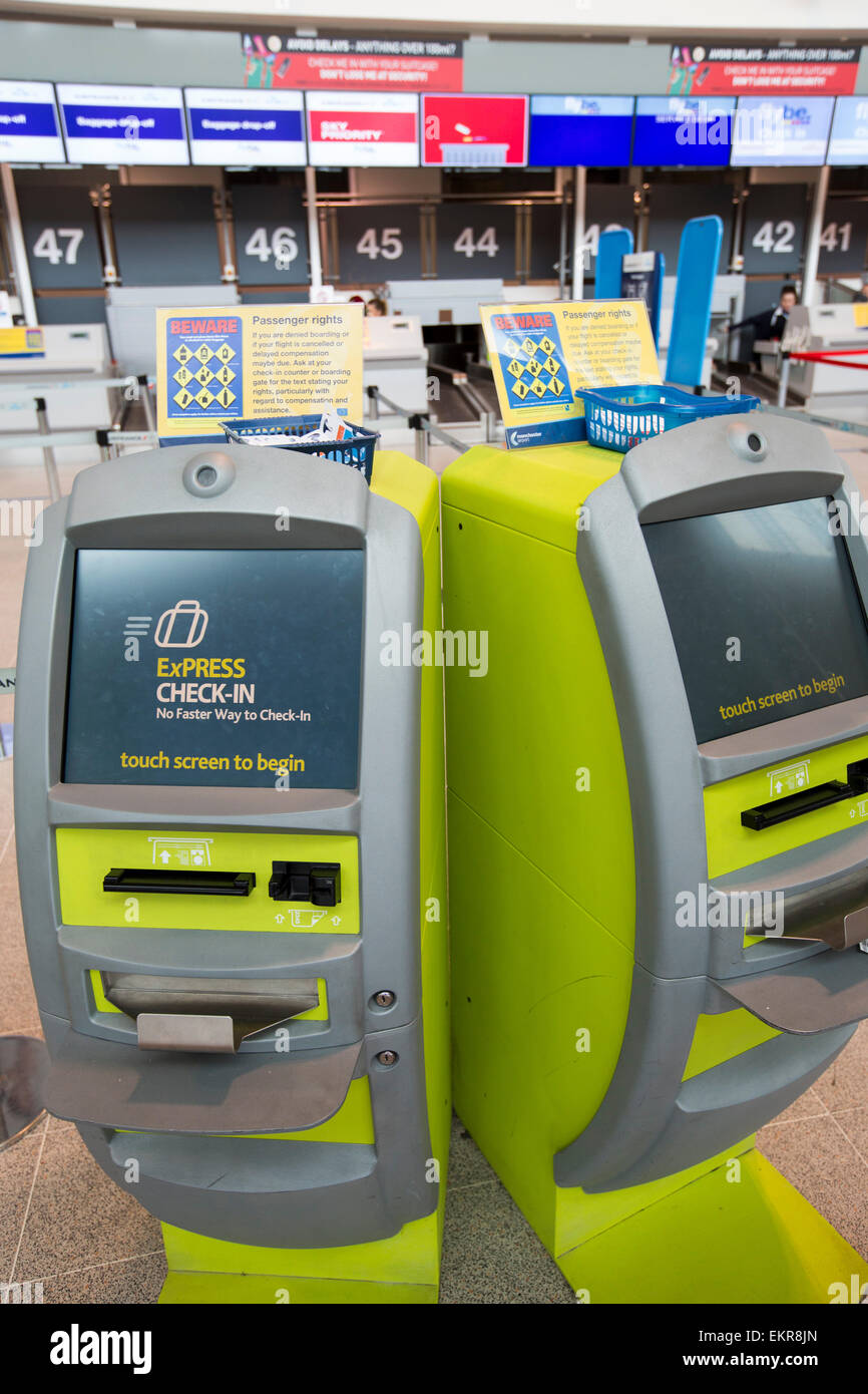 Express Check-in Automaten am Flughafen Manchester, UK. Stockfoto