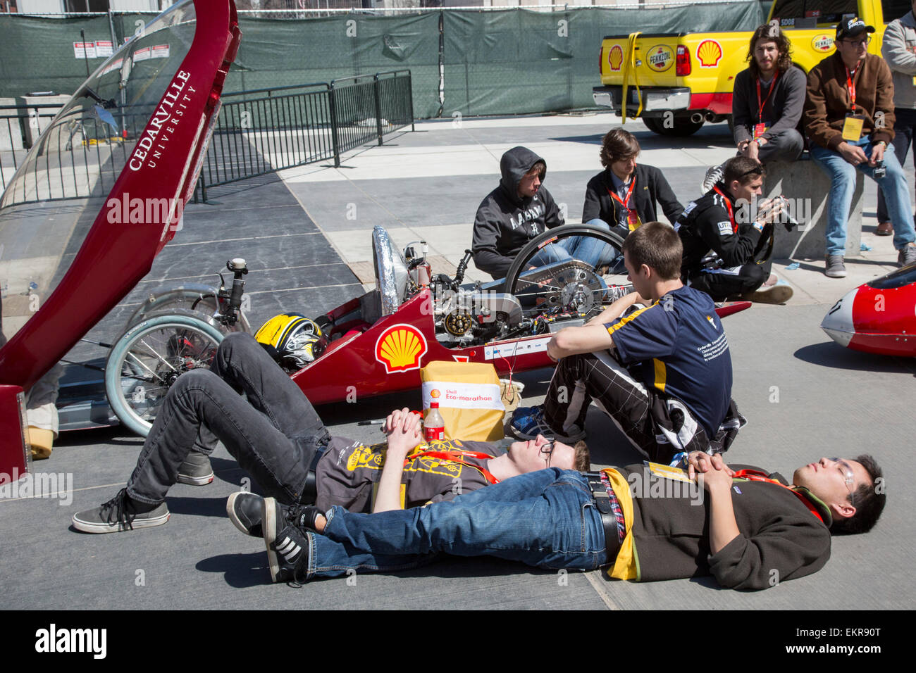 Detroit, Michigan - Mitglieder der Cedarville University Team warten am Shell Eco-Marathon geben. Stockfoto