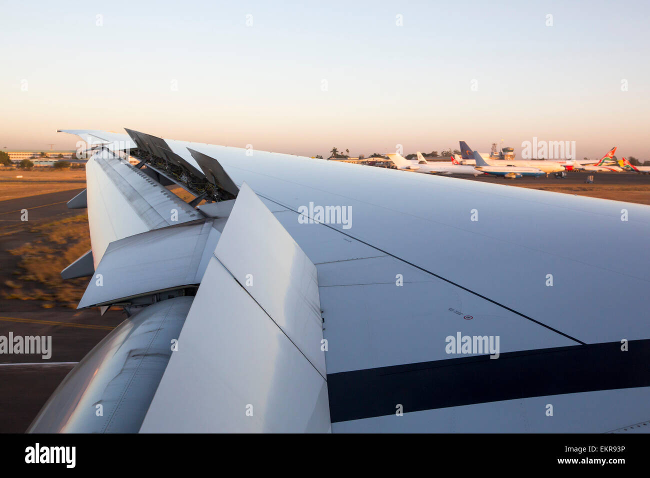 Ein Flugzeug landen am Flughafen von Nairobi, Kenia hereinkommen. Stockfoto