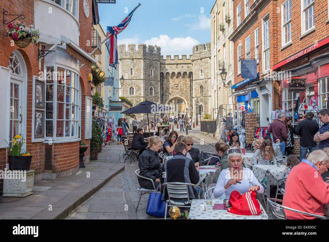 Straßencafés in eine Straße angrenzend an Windsor Schloß, Windsor, England Stockfoto
