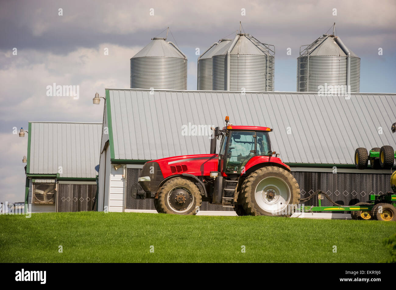 Roter Traktor auf einem Bauernhof; Elizabethtown, Pennsylvania, Vereinigte Staaten von Amerika Stockfoto