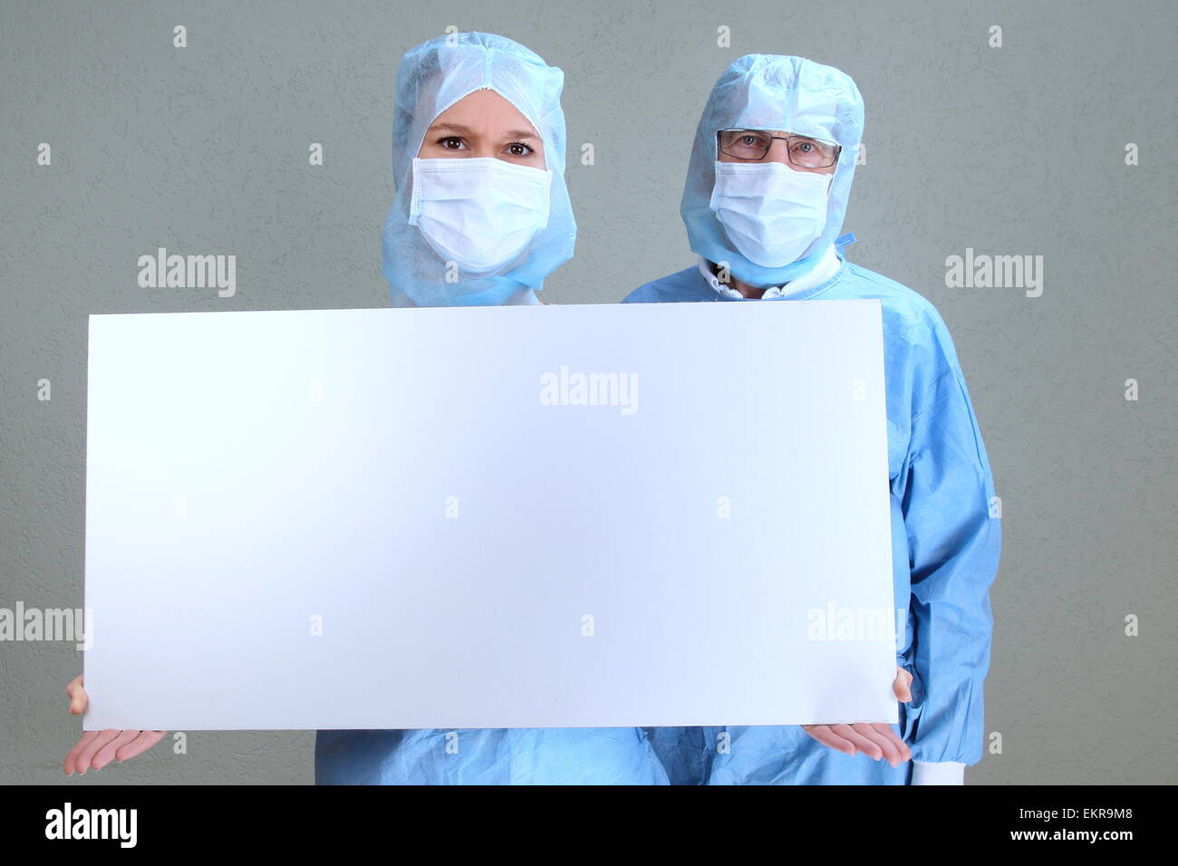 Zwei Ärzte in einem OP mit einem leeren Brett Stockfoto