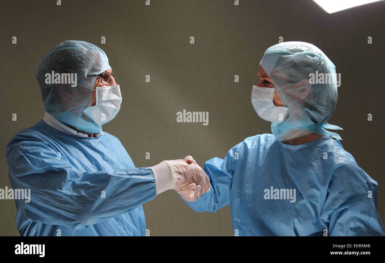 Zwei OP-Ärzte Händeschütteln nach erfolgreicher Arbeit Stockfoto