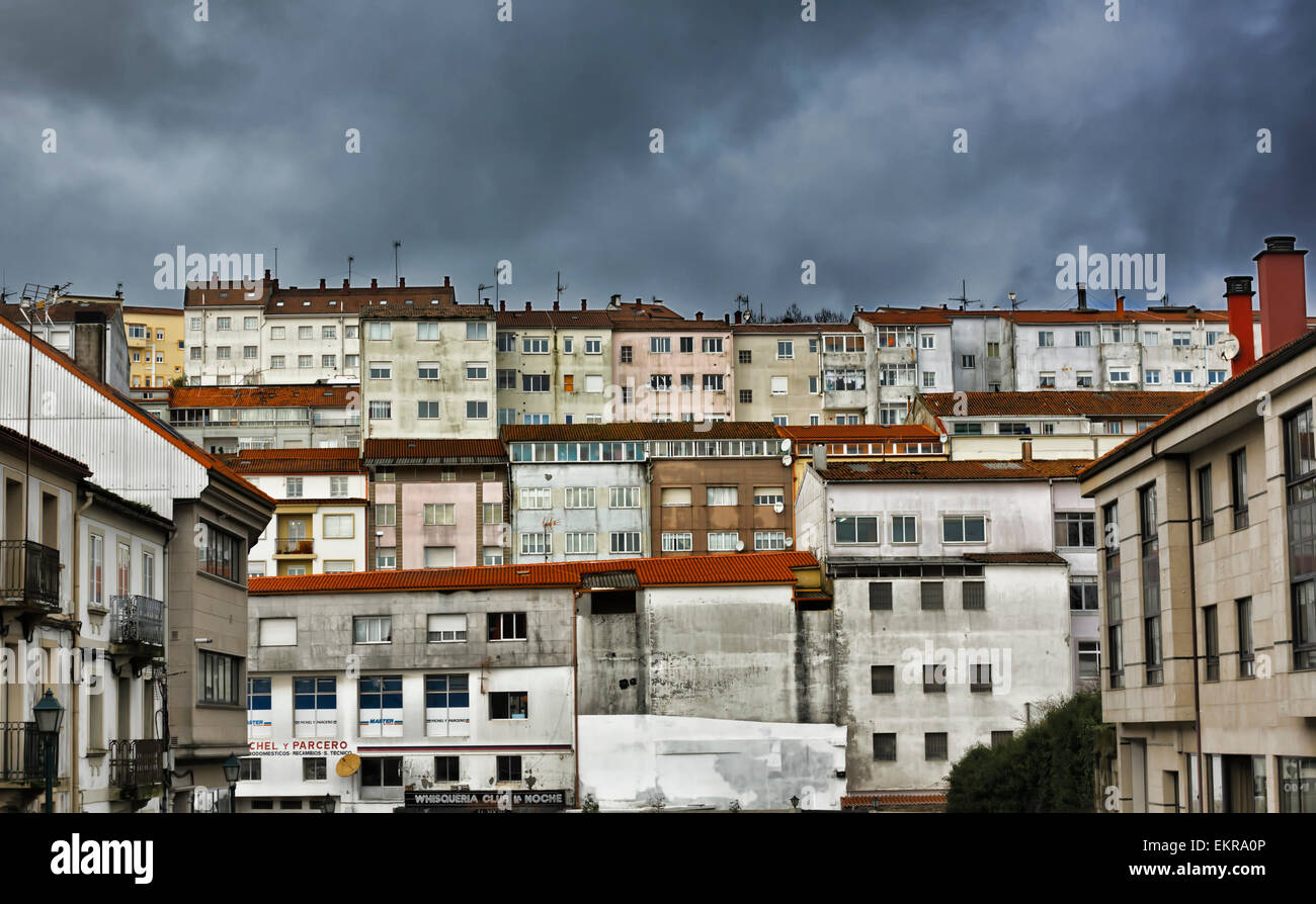 farbige Apartaments, aufbauend auf einem grauen Himmel Stockfoto
