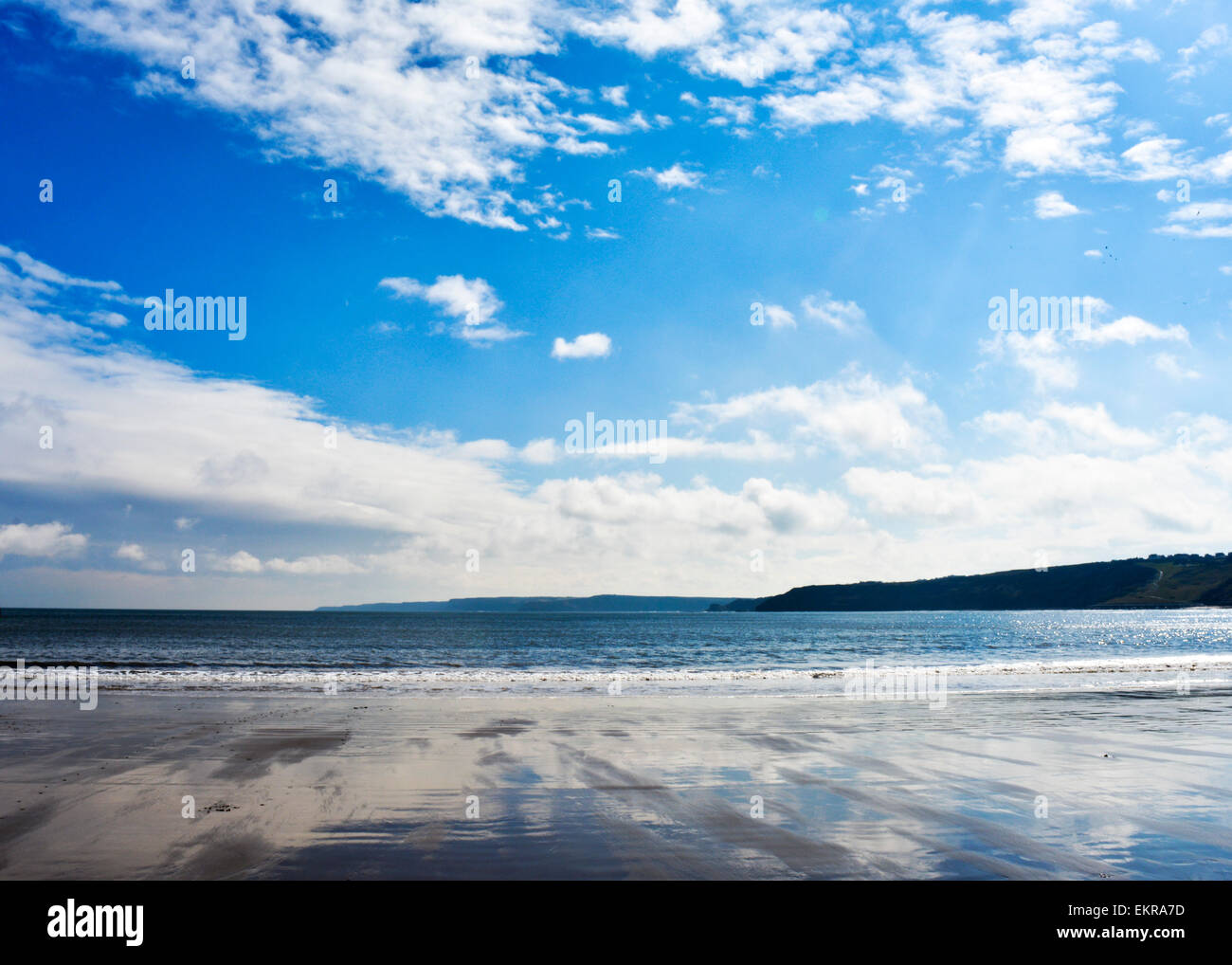 bunte lebendige Landschaft blauer Himmel Scarborough Meer England große Strand Meer entfernte landet Reflexionen Stockfoto