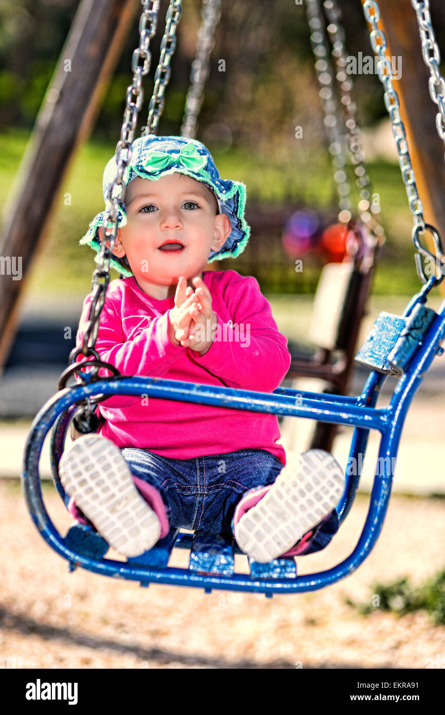 Ein hübsches kleines Mädchen mit blauen Hut Spaß und Händeklatschen Stockfoto