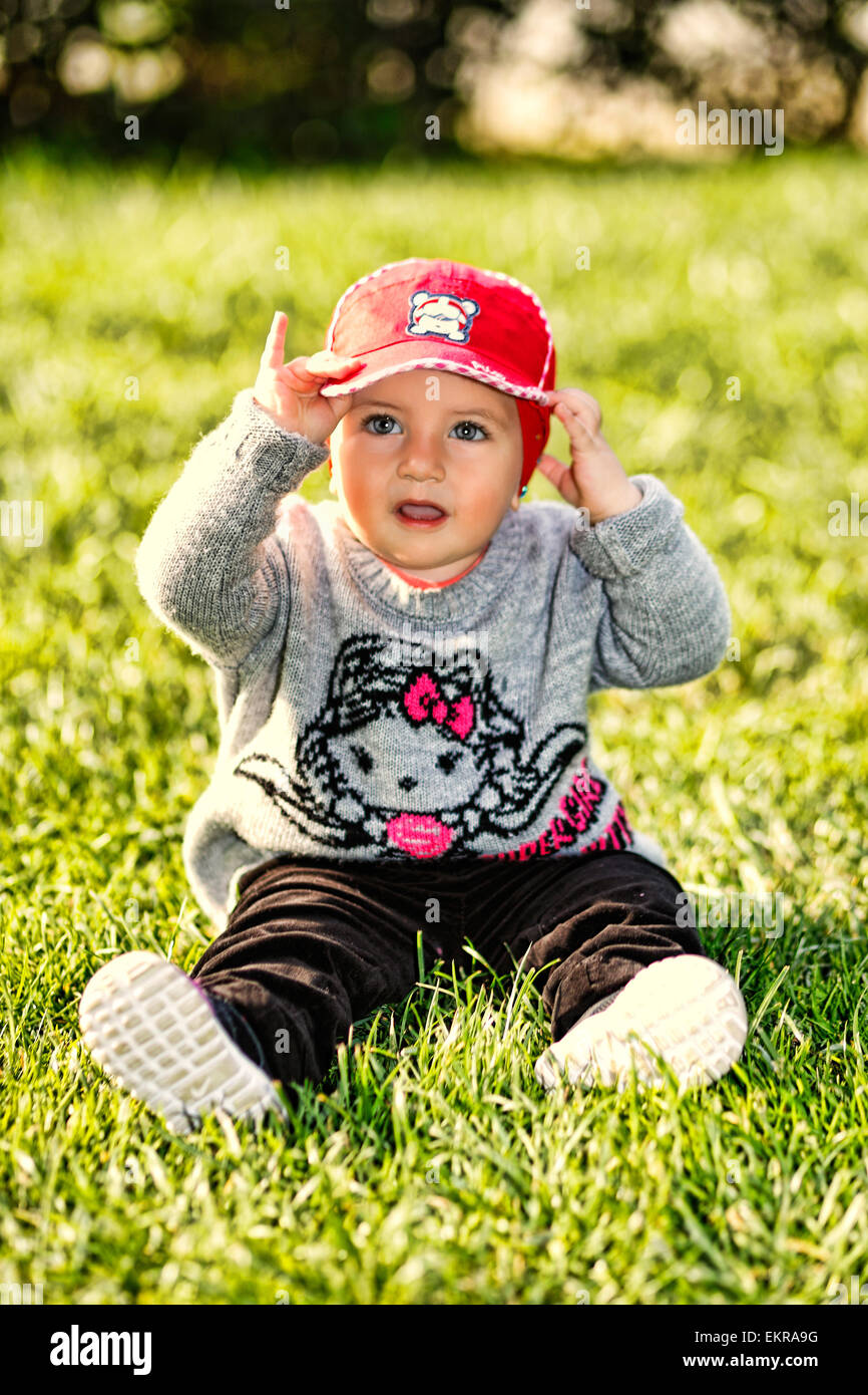 Ein hübsches kleines Mädchen mit roten Hut mit Spaß Stockfoto