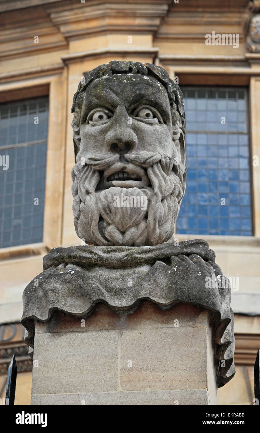 Skulptur auf dem Eingangstor Sheldonian Theatre in Oxford, Oxfordshire, Vereinigtes Königreich. Stockfoto