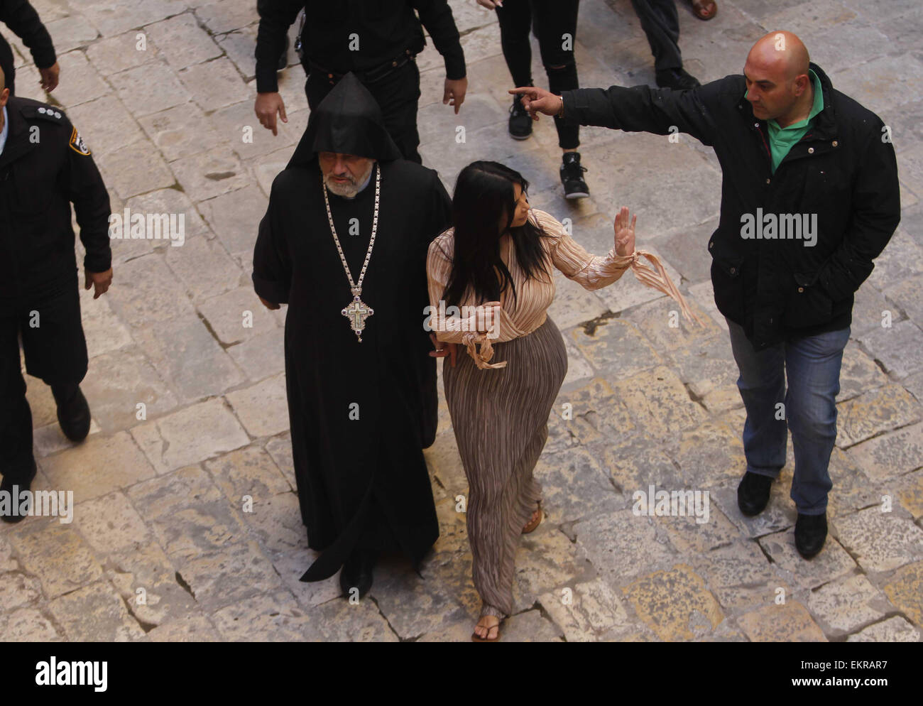 Jerusalem, Jerusalem, Palästina. 13. April 2015. Kim Kardashian, betritt ein US-Wirklichkeit Fernsehapparat Stern Armenisch St. James Kathedrale in Jerusalem Montag, 13. April 2015. In einen kurzen Besuch in Jerusalem, amerikanischen Reality-TV-star Kim Kardashian und Rapper West hatte ihr Kleinkind Tochter, Nord-West, getauft am Montag um ein 12. Jahrhundert armenische Kirche in der alten ummauerten Stadt Credit: Saeb Awad/APA Bilder/ZUMA Draht/Alamy Live News Stockfoto