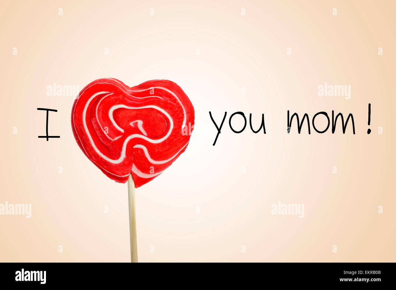 der Satz ich liebe dich Mama mit einem roten herzförmigen Lutscher anstatt das Wort Liebe auf einem beigen Hintergrund Stockfoto