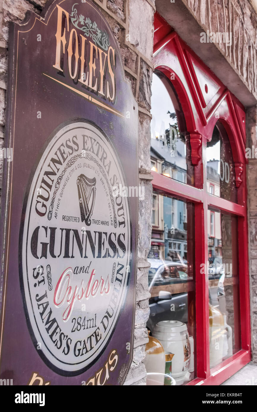 Pub in Kenmare mit Guinness Zeichen, County Kerry, Irland Stockfoto