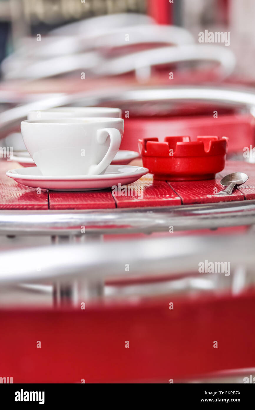 Rote Stühle und weiße Tassen in einem Café in Kenmare, County Kerry, Irland Stockfoto