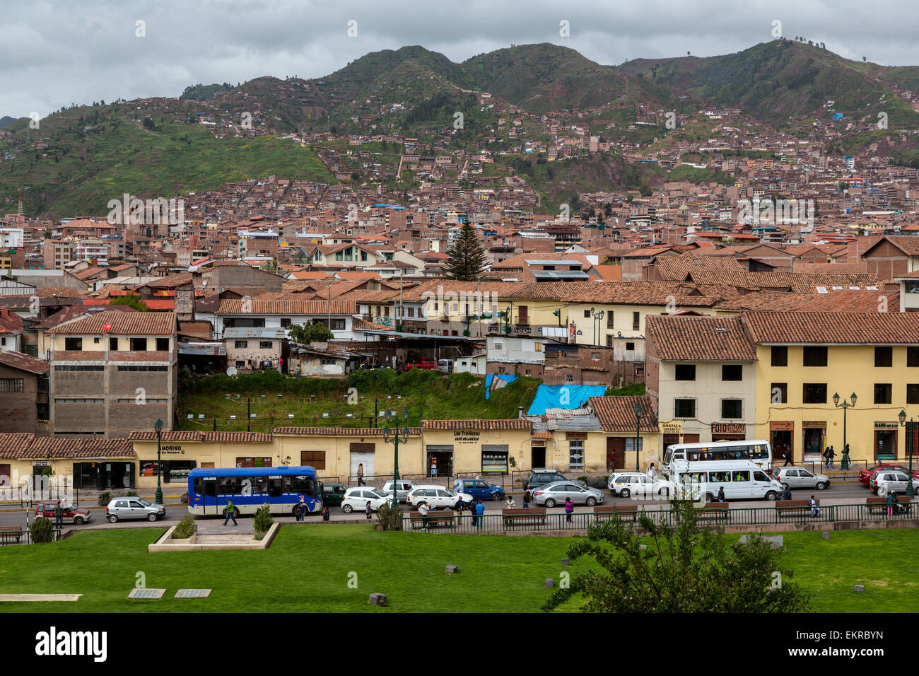 Peru, Cusco.  Cusco wachsen auf den hängen.   Blick auf die Stadt von Santo Domingo Kloster, gebaut rund um Cuzco. Stockfoto