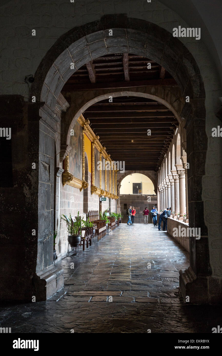 Peru, Cusco.  Korridor im Kloster Santo Domingo, auf und um den Qorikancha, Inka Sonnentempel gebaut. Stockfoto