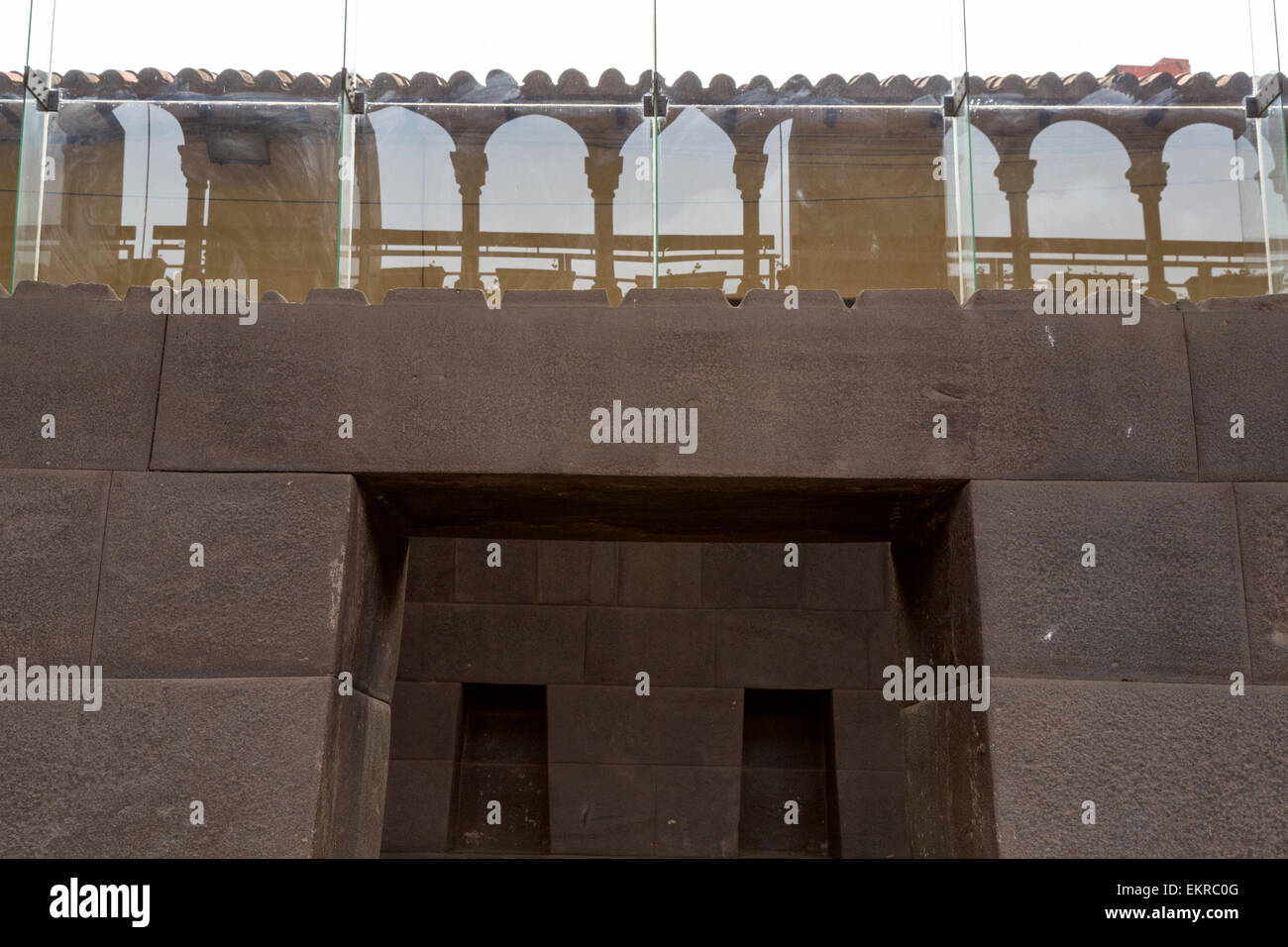 Peru, Cusco.  Qorikancha Inka Tempel der Sonne.  Reflexion, Bögen aus Santo Domingo Kloster, gebaut auf und rund um Inka-Tempel Stockfoto