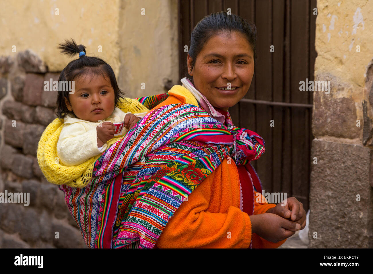 Peru, Cusco.  Quechua-Mutter und Tochter. Stockfoto