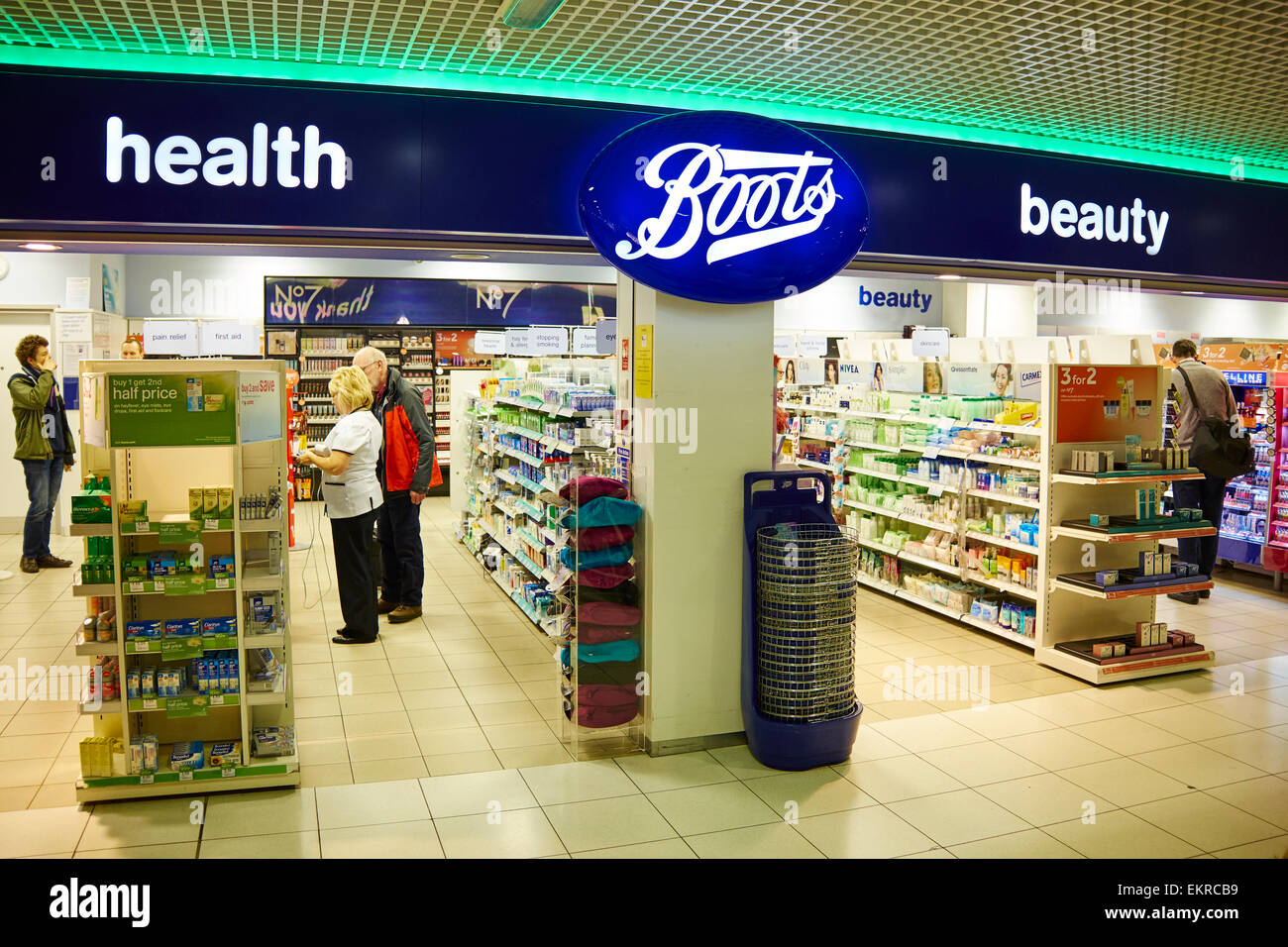 Stiefel, Gesundheit und Beauty Shop Flughafen Birmingham UK Stockfoto
