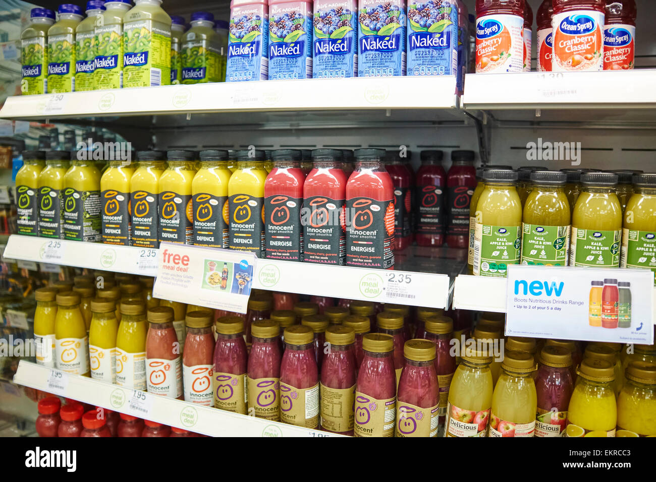 Gesunde Fruchtsäfte und Smoothie-Getränke auf dem Display an Stiefel Gesundheits- und Beauty-Shop Flughafen Birmingham UK Stockfoto