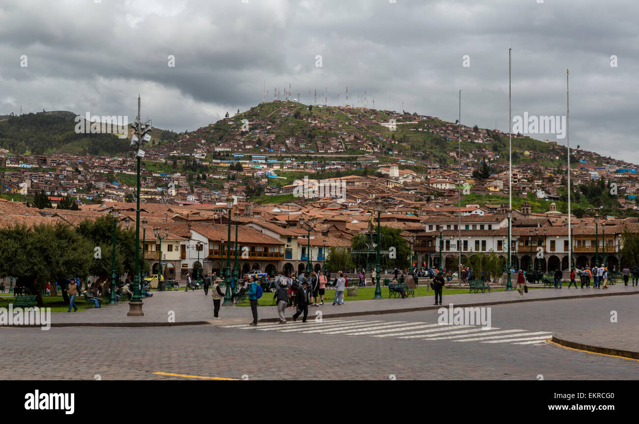 Peru, Cusco.  Plaza de Armas im Vordergrund, wie Cusco wächst nach oben auf den Hügeln.  Kommunikation-Antennen dominieren Hügel. Stockfoto