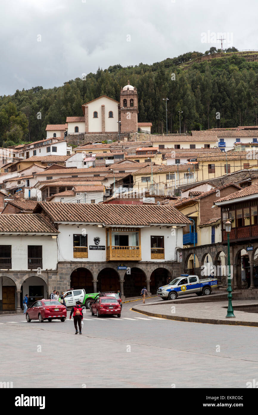 Peru, Cusco.  Blick in Richtung Kirche von San Cristobal von Plaza de Armas. Stockfoto