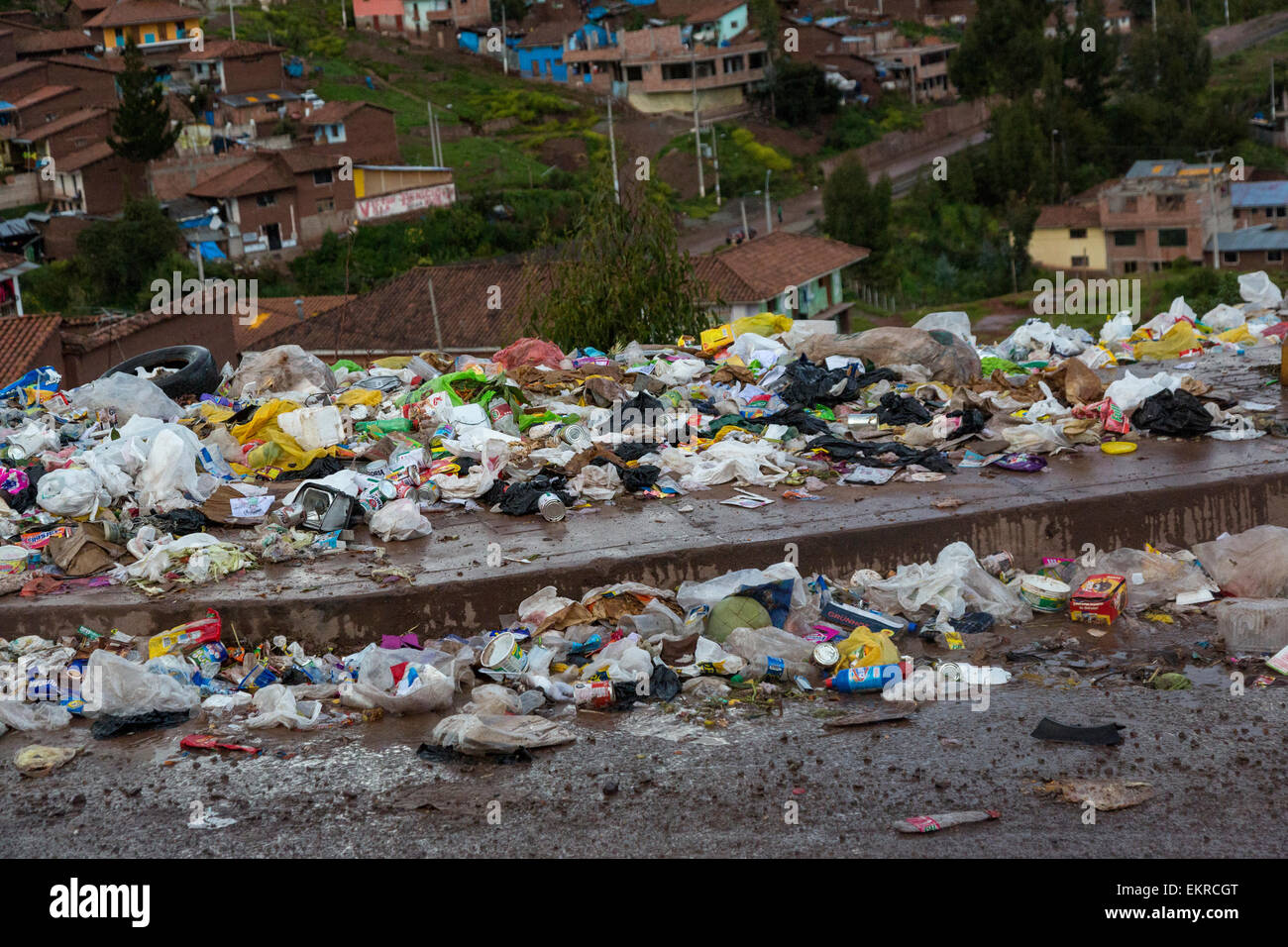 Peru, Cusco.  Müll entlang der Straßen von Nachbarschaften auf den Hügeln oberhalb von Cusco. Stockfoto