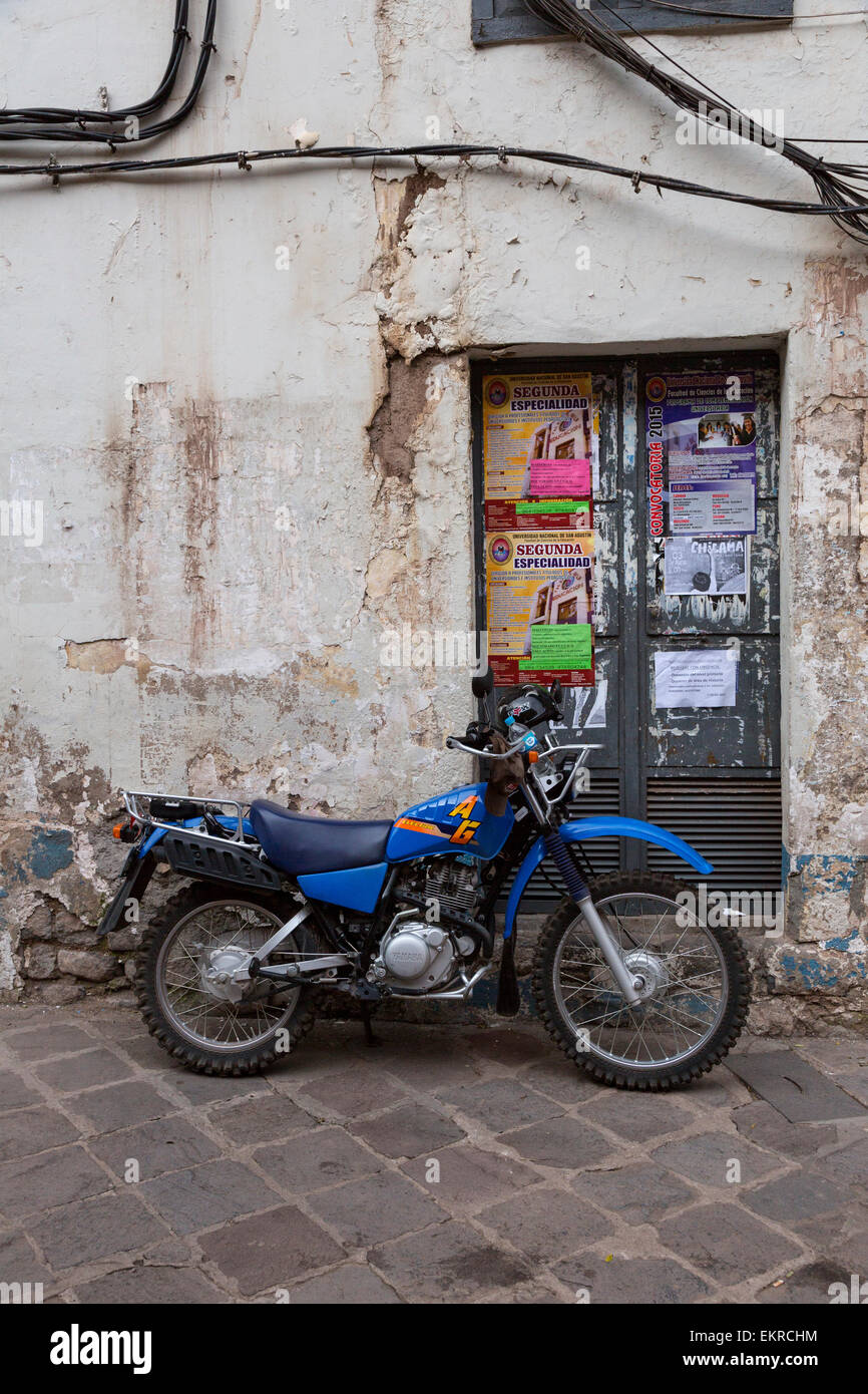 Peru, Cusco.  Motorrad auf der Straße geparkt. Stockfoto