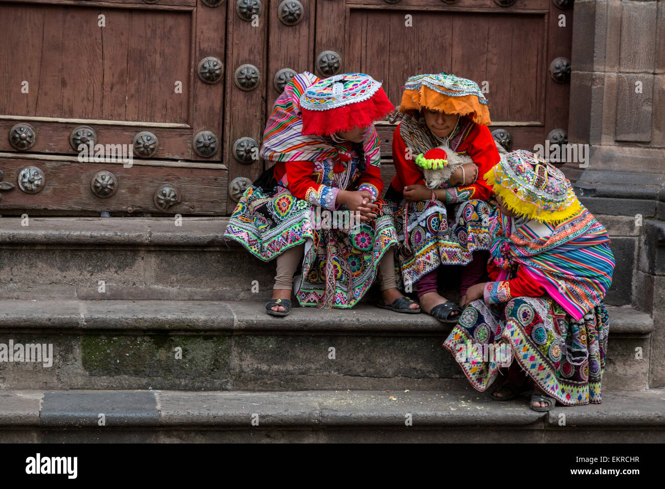 Peru, Cusco.  JD Quechua in traditioneller Tracht auf kirchliche Stufen. Stockfoto