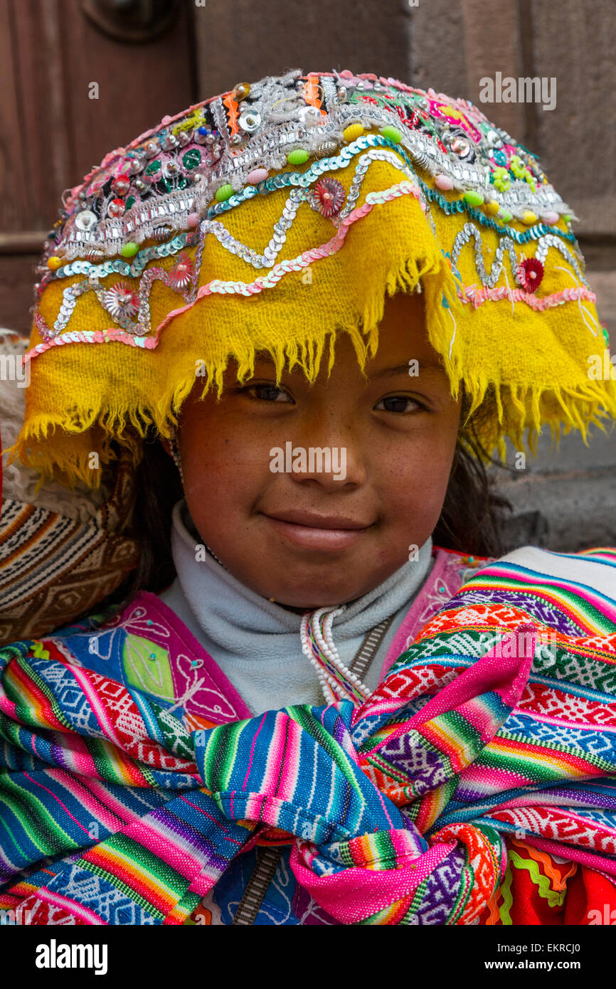 Peru, Cusco.  Junge Quechua Mädchen in traditioneller Tracht. Stockfoto