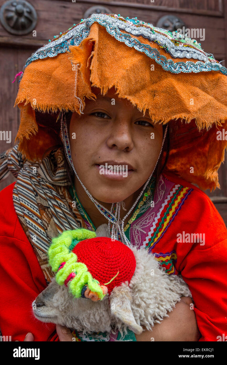 Peru, Cusco.  Junge Quechua Mädchen in traditioneller Kleidung, mit Haustier Lamm. Stockfoto