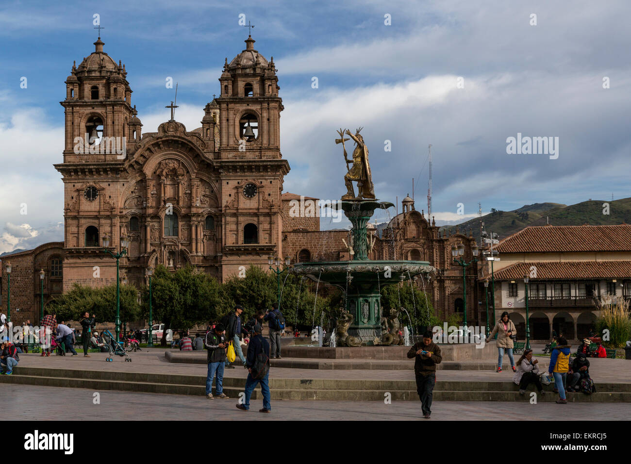 Peru, Cusco.  Kirche von La Compania, 17.. Jahrhundert Jesuiten-Kirche, mit Blick auf die Plaza de Armas.  Brunnen mit Pachacutec Inka-König Stockfoto