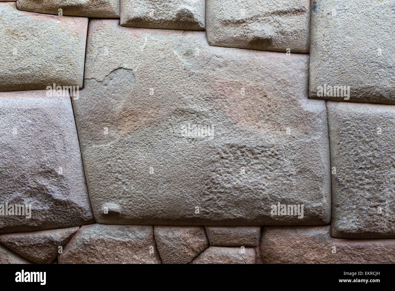 Peru, Cusco.  Zwölf abgewinkelt Stein, schönes Beispiel der Inka Stein arbeiten. Stockfoto
