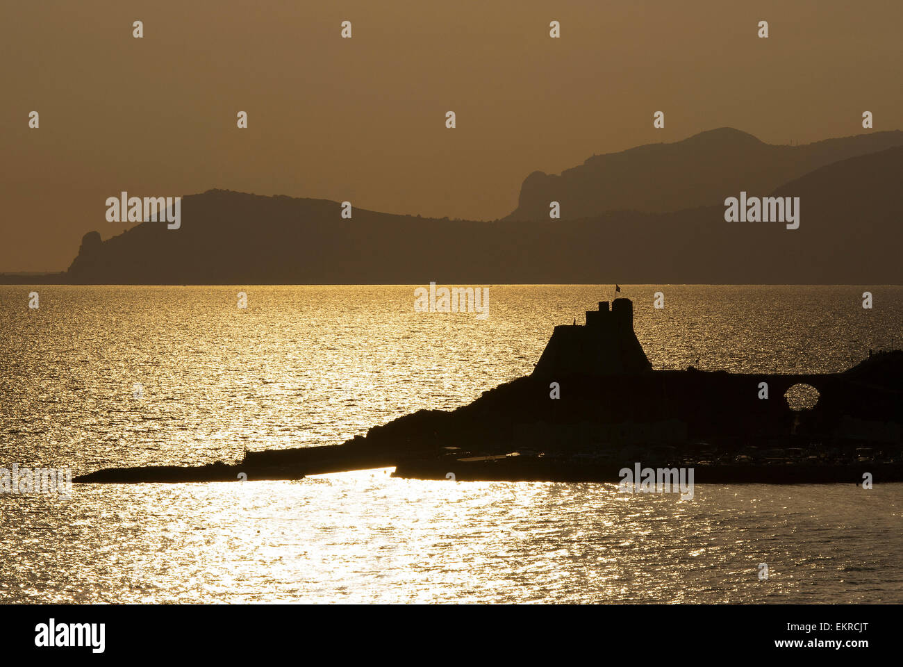 Sperlonga, Silhouette des Torrre Truglia bei Sonnenuntergang, Latium, Italien Stockfoto