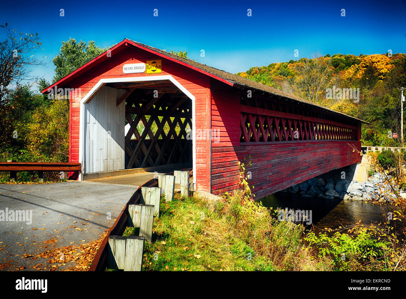Niedrigen Winkel frontalen Blick auf die Burt Henry bedeckte Brücke über den Fluss Waloomsac, Bennington, Vermont Stockfoto